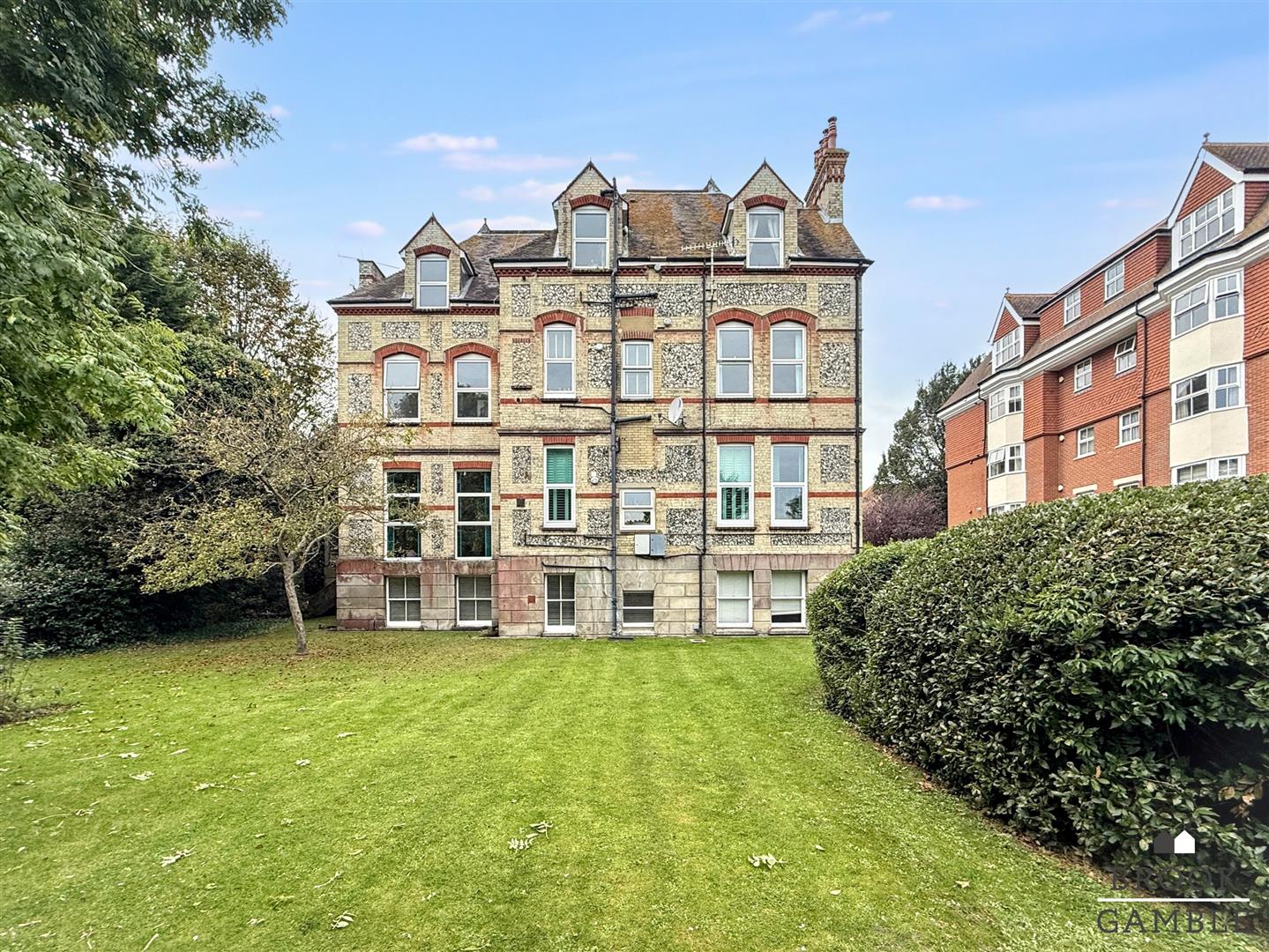 2 Bedroom Apartment. 13 Granville Road in Eastbourne,  7